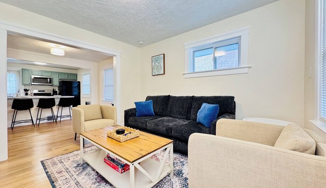 Cozy 2BR Near MSU & Downtown Lansing