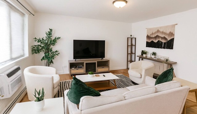 Cozy 2BR Near O'Hare, Free WiFi & Parking