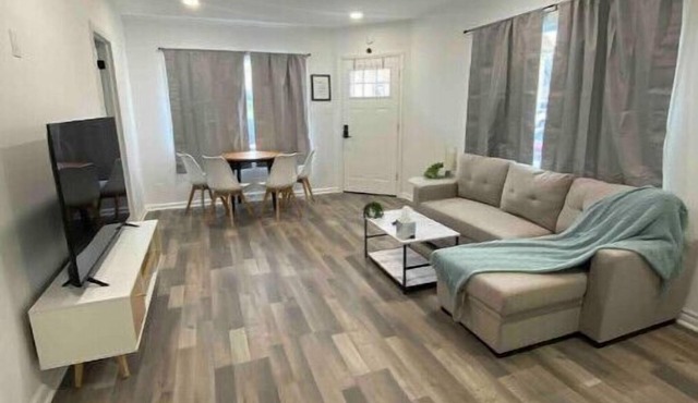 Cozy 2BR Near Stanley Marketplace Sleeps 6 Pet Friendly
