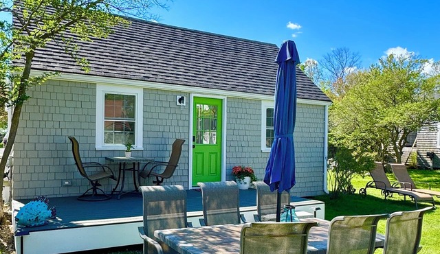 Cozy 2BR ocean breeze cottage, AC, wifi, streaming tv, parking.