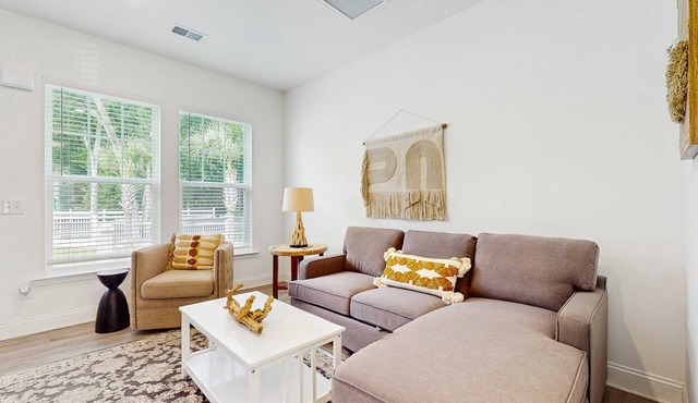 Cozy 2BR Pet Friendly Walkable Resort Cottage w/Pool Access