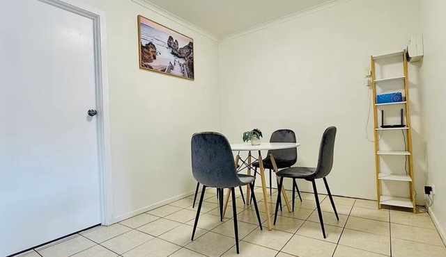 Cozy 2BR Retreat, 3-Minute Drive to Albury Airport