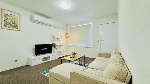 Cozy 2BR Retreat, 3-Minute Drive to Albury Airport