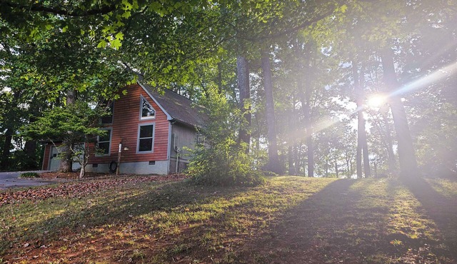 Cozy 2BR Retreat Among Trees and Water with A/C & WiFi on Hiwassee River