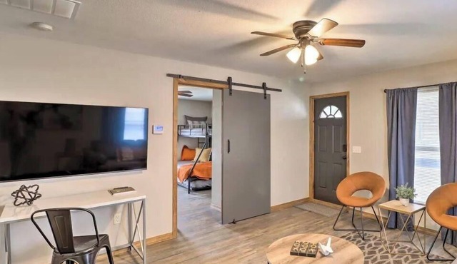 Cozy 2BR Retreat Near Ozark Trails & Downtown