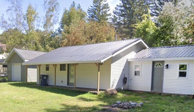 Cozy 2BR Retreat Near Hurley-Ironwood – Trails, Skiing, Snomobiling