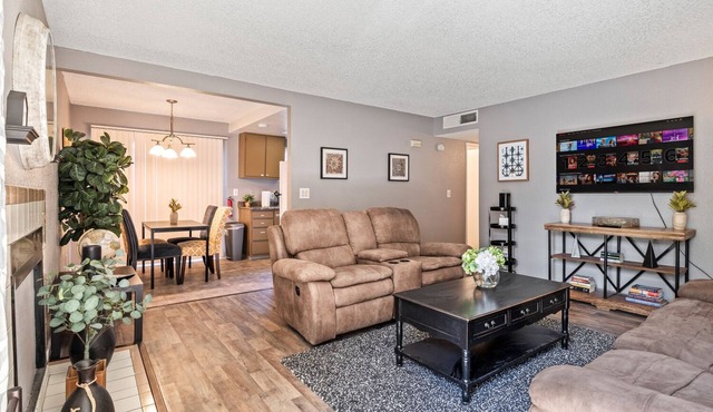 Cozy 2BR Retreat in Citrus Heights w/Parking