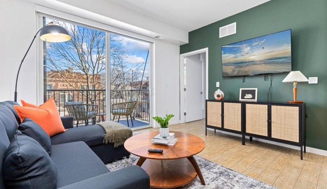 Cozy 2BR Retreat w/Gym & Roofdeck near Downtown