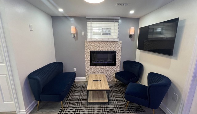 Cozy 2BR Suite Traveler‑Friendly Near 401/Airport!