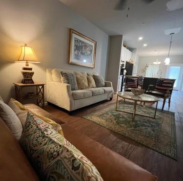 Cozy 2BR Townhome with Parking Near Valdosta Hotspots