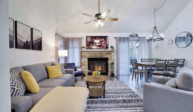 Cozy 2BR Townhouse with Mountain Views & BBQ