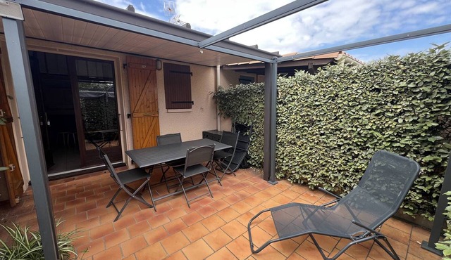Cozy 2BR Villa with Mezzanine, Pool, A/C, Parking, Near Beach & Shops in La Franqui