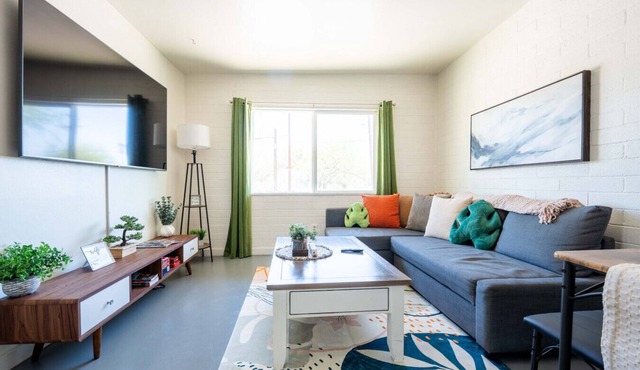 Cozy 2BR W/Desk Fast Wi-Fi Easy Parking