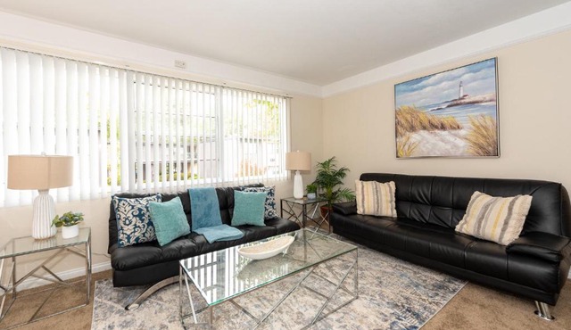 Cozy 2BR w/ Gym & Pool -15 mins to Mission Beach!