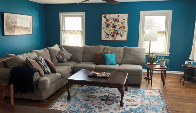 Cozy 2BR w/King Bed + Yard Near Fort Leavenworth