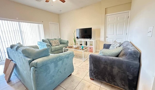 Cozy 2BR w/Workspace & Yard Near Orlando&Legoland