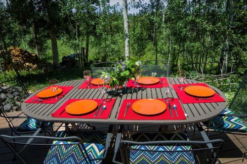 Cozy 2BR with Great Views Near Trails