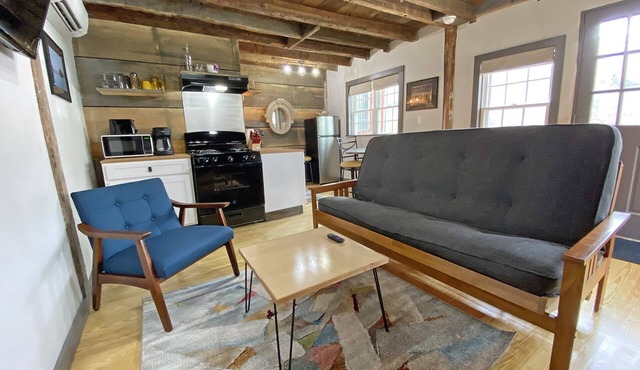 Cozy 2BR with Rustic Decor Near Downtown