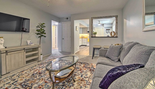 Cozy 2nd-Floor Apartment Near Smithville Lake!