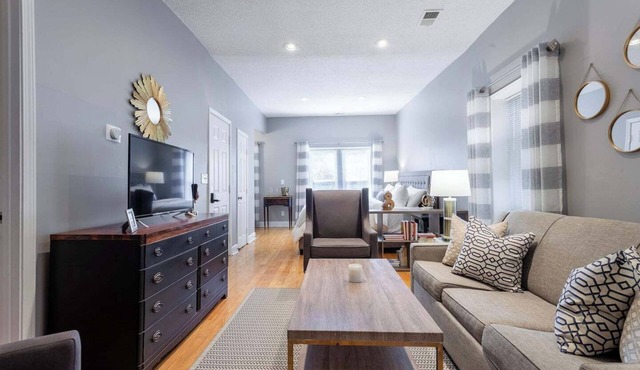 Cozy 2nd Floor unit Near Plaza and Westport | 08