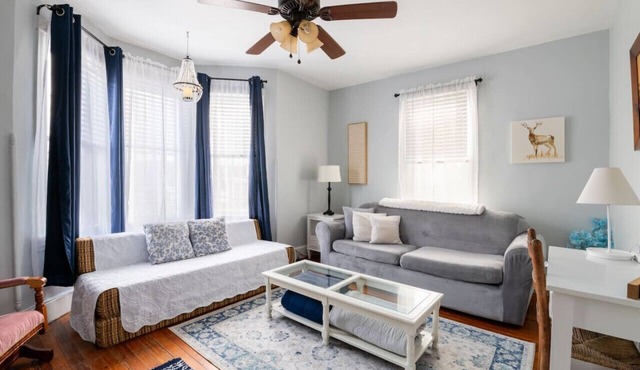 Cozy 2nd Floor3 bedroom unit with off street parking