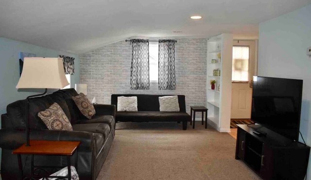 Cozy 2nd story Flat near downtown