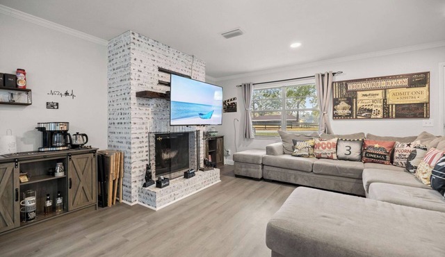 Cozy 3/2 home, 11 miles to WEC, fenced, pet-friendly, strong WiFi and game room