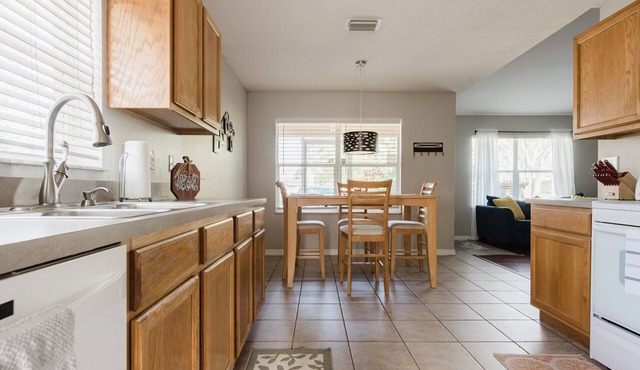 Cozy 3/2 Home with Comfy Beds & Ample Parking - Your Perfect Getaway
