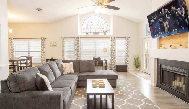 Cozy 3/2 Stylish home great for families