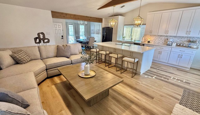 Cozy 3/2 w/Master Suite+Elegant Jurassic Themed Room. Minutes from attractions.