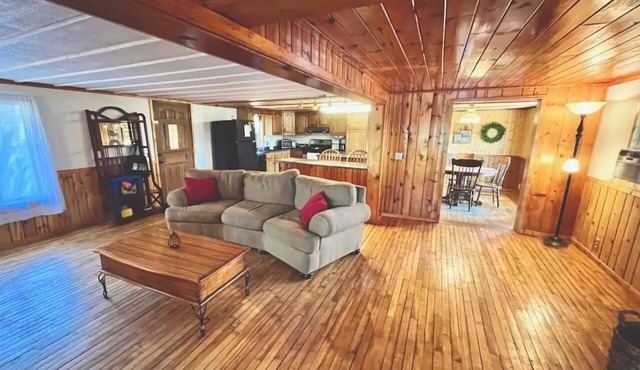 Cozy 3 b/r home w/quick access to snowmobile trails in the beautiful Northwoods