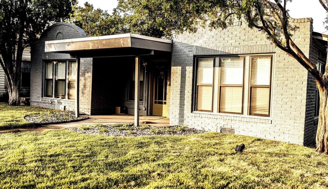 Cozy 3 BD house w/a modern touch near downtown