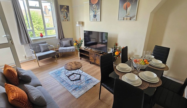 Cozy 3 BDR flat in London, tube, free parking, perfect for workers and tourists