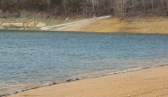 Cozy 3 bdr home - 5 min to the marina, half mile to closest boat ramp