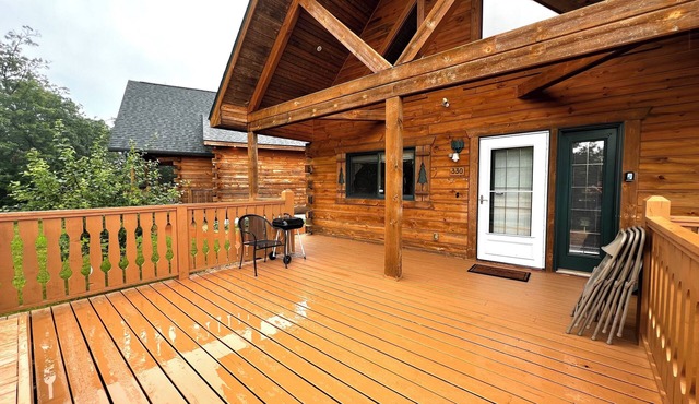 Cozy 3-bdrm cabin in Warrens with AC WiFi and a beautiful view off the back deck
