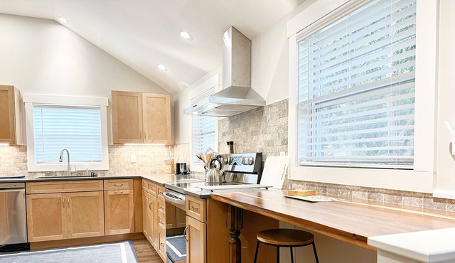 Cozy 3 Bdrm Chalet Near Everything!