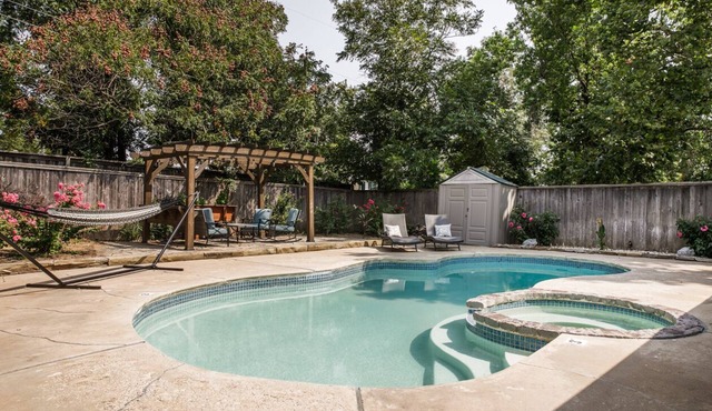 Cozy 3 bdrm w/pool & hot tub!