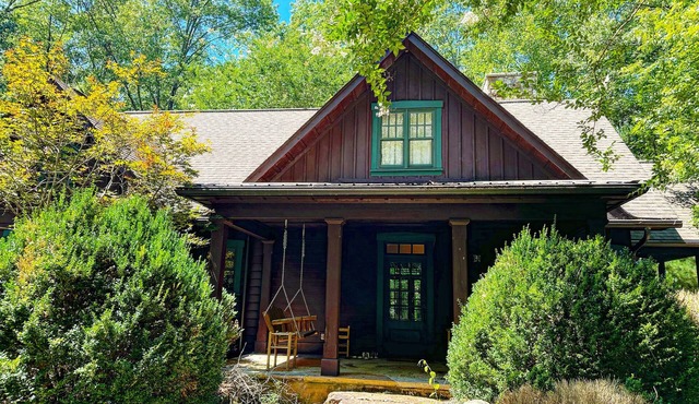 Cozy 3 bed - 2.5 bath meticulously appointed in the woods of Clifftops