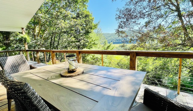 Cozy, 3 Bed, 2.5 Bath, WV mountain escape w/hot tub, fireplace, mountain view