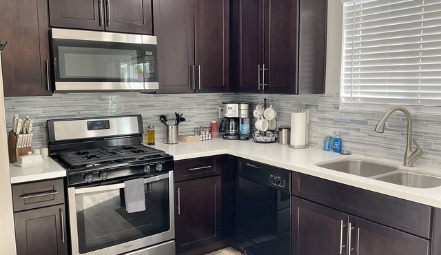 Cozy 3 bed 2 bath home, newly updated, Garage, Wifi