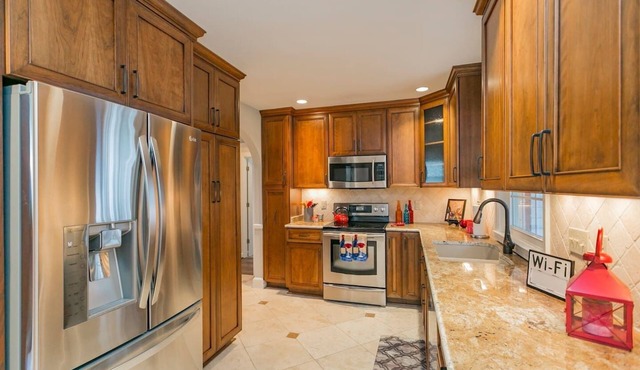 Cozy 3 Bed /2 Bath with large yard /deck