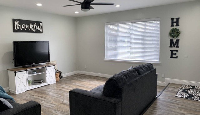 Cozy 3 bed/2 bath with a Brewery Feel Patio