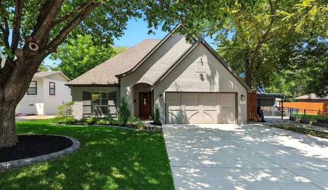 Cozy 3-bed/3-FullBath in the cultural district blocks from iconic Dickies Arena