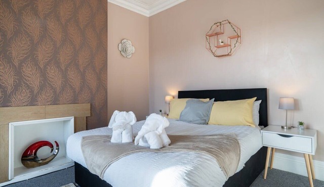 Cozy 3 Bed Apartment - Parking- by Holiday Homes