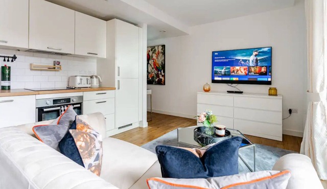 Cozy 3 Bed Apartment in by Train Station with AC - Sleeps 6