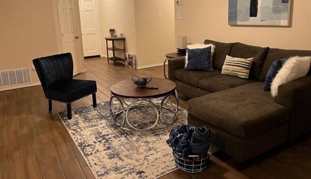 Cozy 3 bed Home with Yard - Centrally Located - Minutes to Stadium