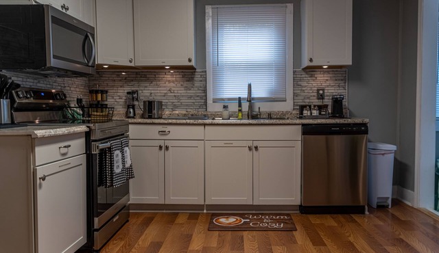 Cozy 3 Bed House w/Free Parking, Netflix & more.