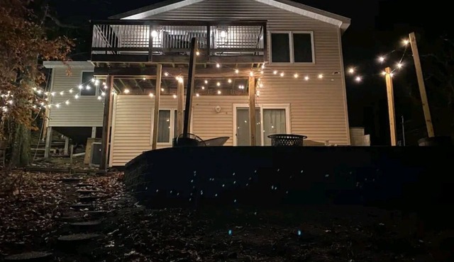 Cozy 3-bed Lakefront House