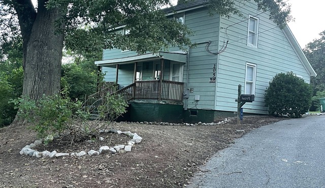Cozy 3 Bed Room Home with an Indoor Fire Place!
