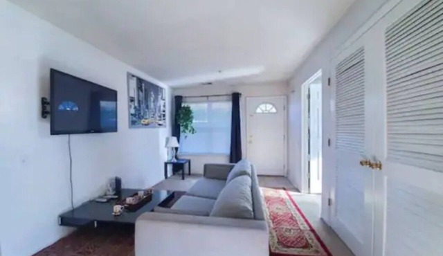 Cozy 3 bed 2 full bath first floor apartment washer dryer 10 minutes to station